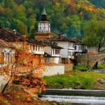 Есенна гледка към Часовниковата кула, стария каменен мост и Стария град в Трявна