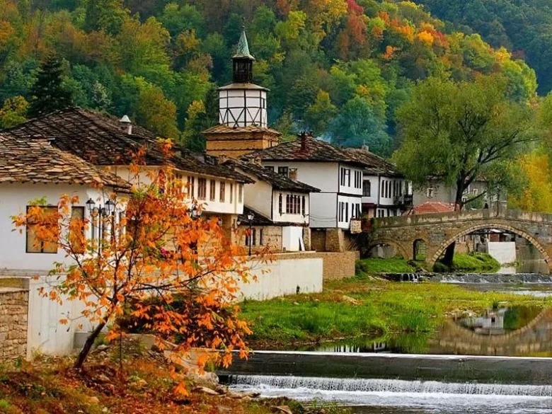 Есенна гледка към Часовниковата кула, стария каменен мост и Стария град в Трявна